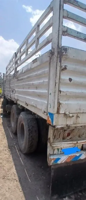2012 Iveco ኦባማ ከነተሳቢው 61ሺ ታርጋ