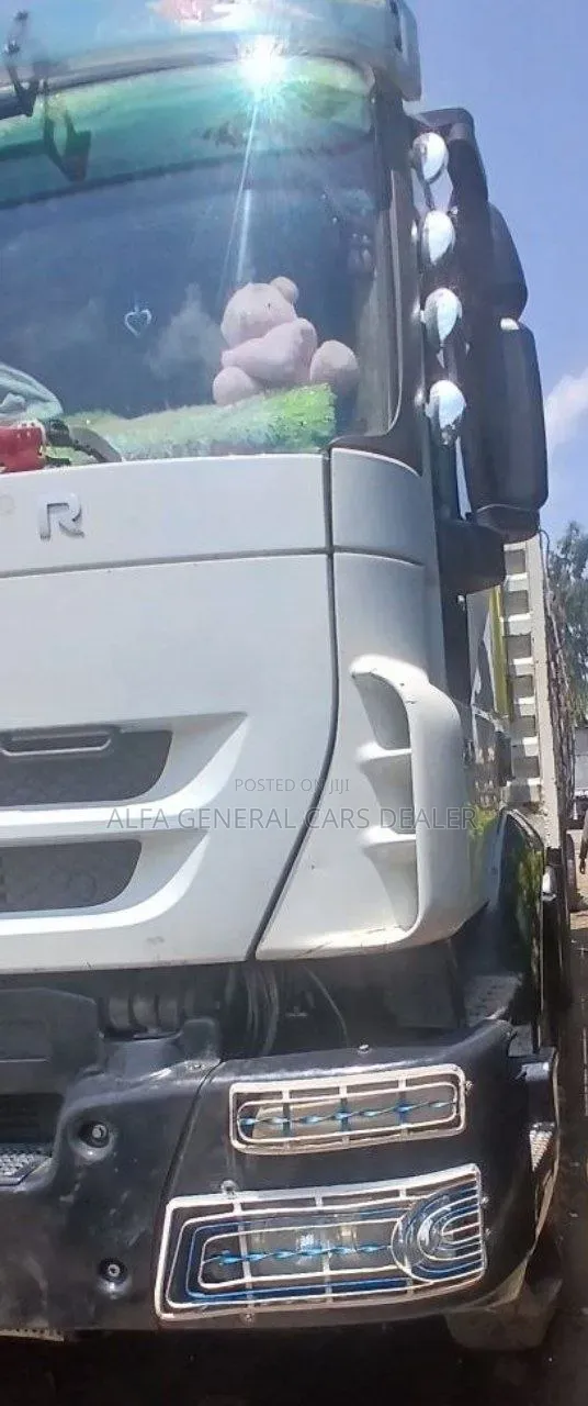 2012 Iveco ኦባማ ከነተሳቢው 61ሺ ታርጋ