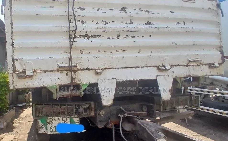 2012 Iveco ኦባማ ከነተሳቢው 61ሺ ታርጋ