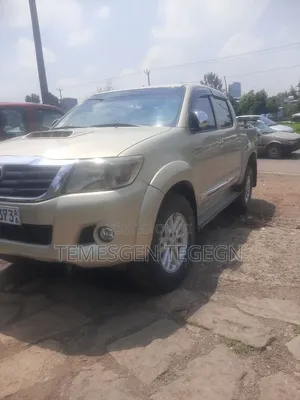 Toyota Hilux 2015 Gold