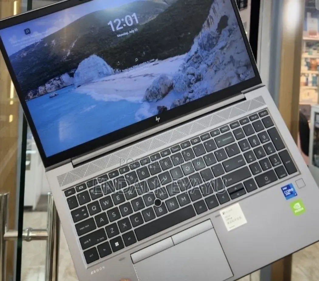 New Laptop HP ZBook Firefly G8 16GB Intel Core i7 SSD 512GB