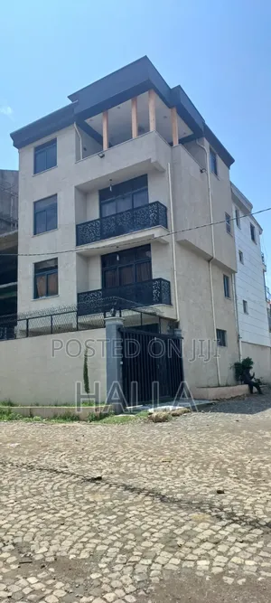 5bdrm House in መኖሪያ, Nifas Silk-Lafto for sale