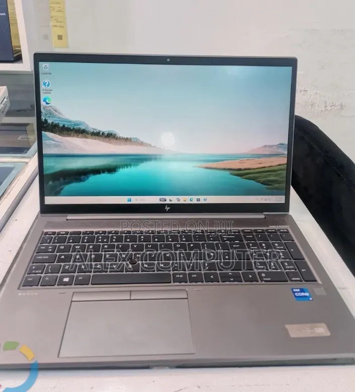 New Laptop HP ZBook Firefly G8 32GB Intel Core i7 SSD 512GB