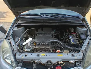Toyota Vitz 2002 Silver