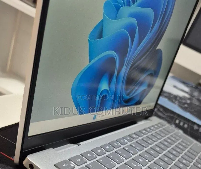 New Laptop Dell Inspiron 15 16GB AMD Ryzen 7 SSD 1T