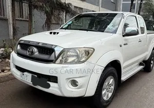 Toyota Hilux 2010 White