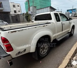 Toyota Hilux 2010 White