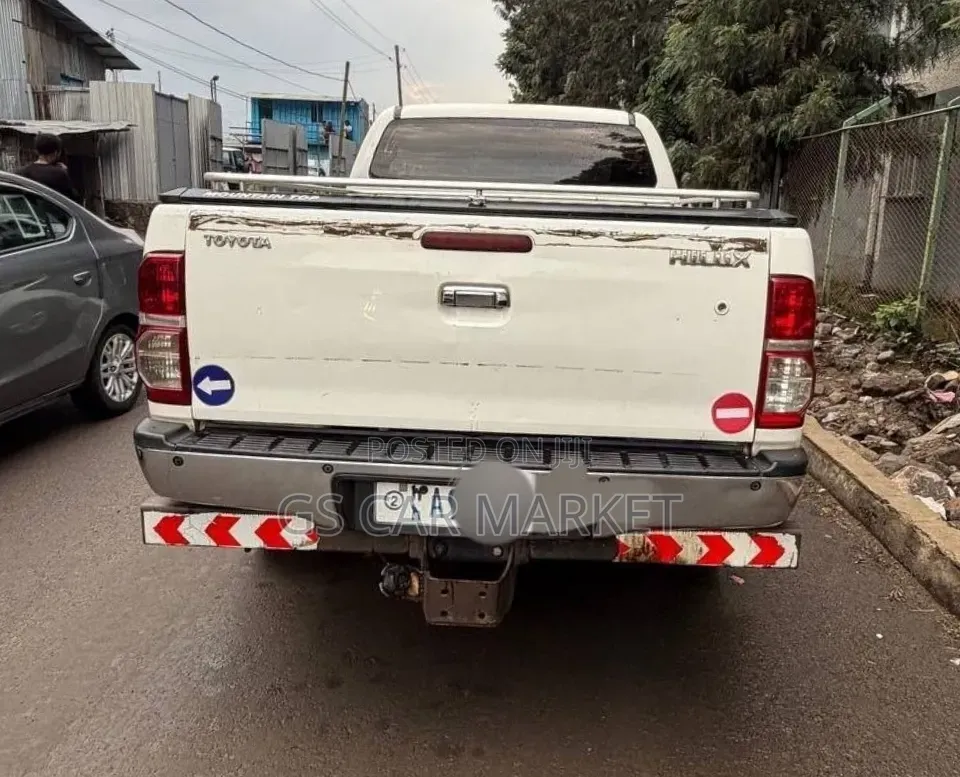 Toyota Hilux 2010 White