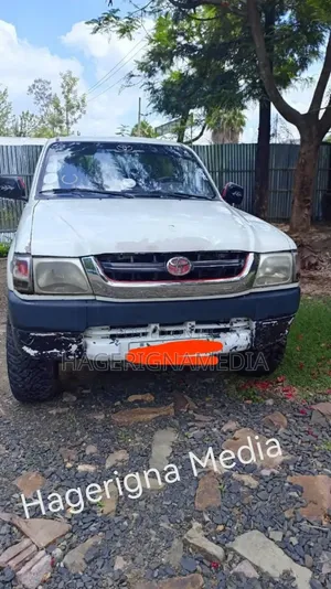 Toyota Hilux 2001 White