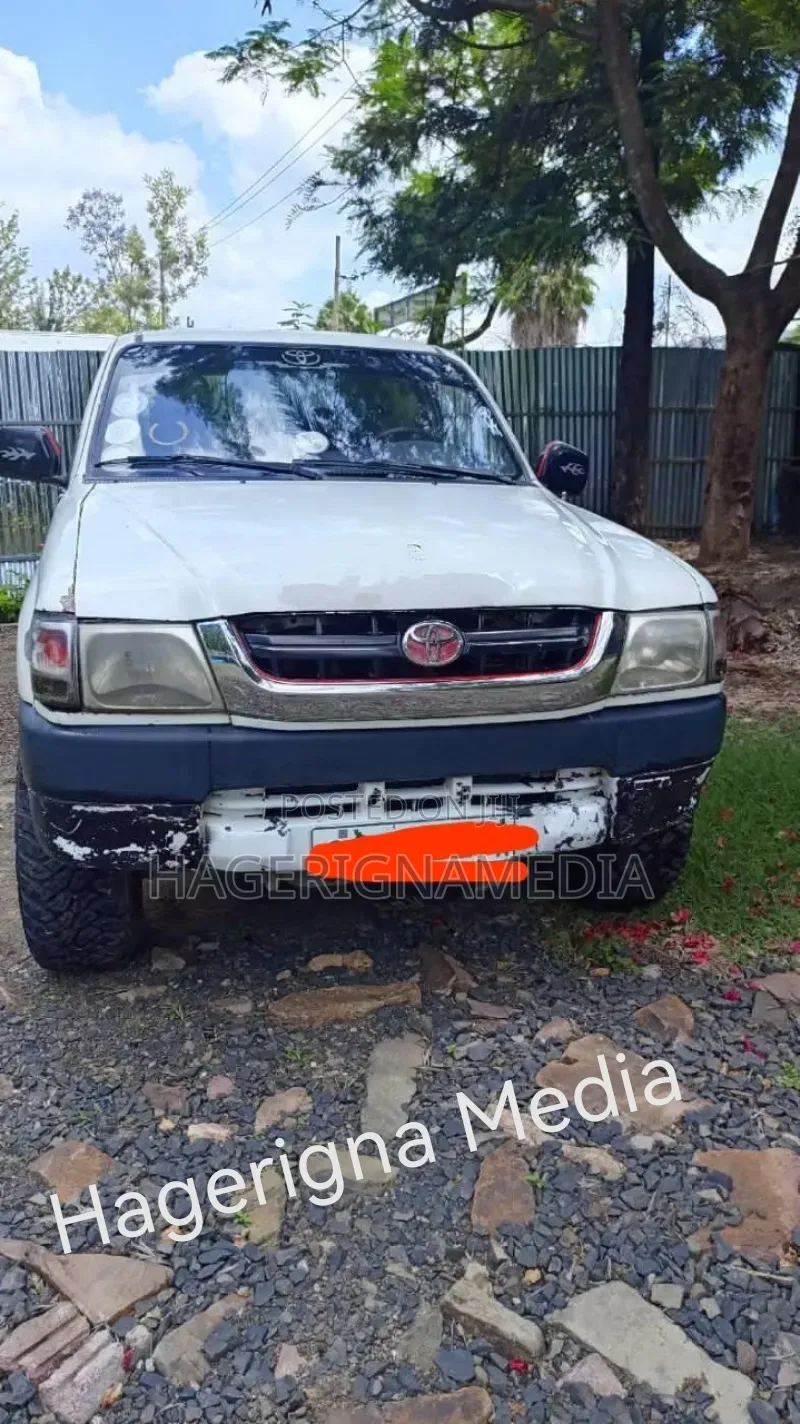 Toyota Hilux 2001 White