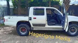Toyota Hilux 2001 White