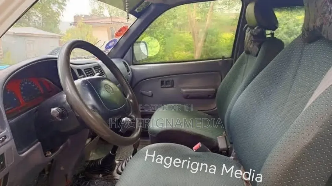 Toyota Hilux 2001 White