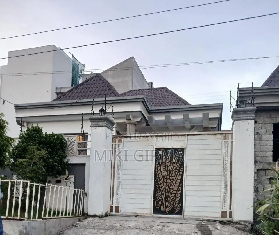 4bdrm Villa in ሲኤምሲ, Bole for sale