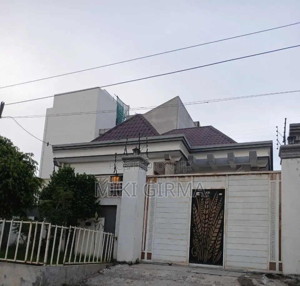 4bdrm Villa in ሲኤምሲ, Bole for sale
