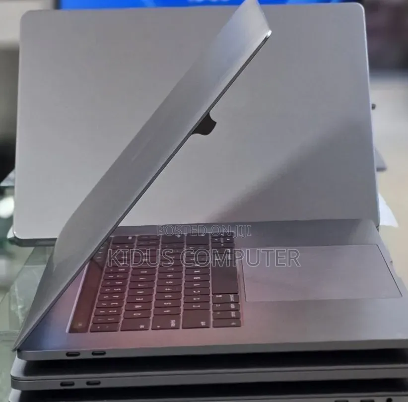 New Laptop Apple MacBook Pro 2017 16GB Intel Core i7 SSD 512GB