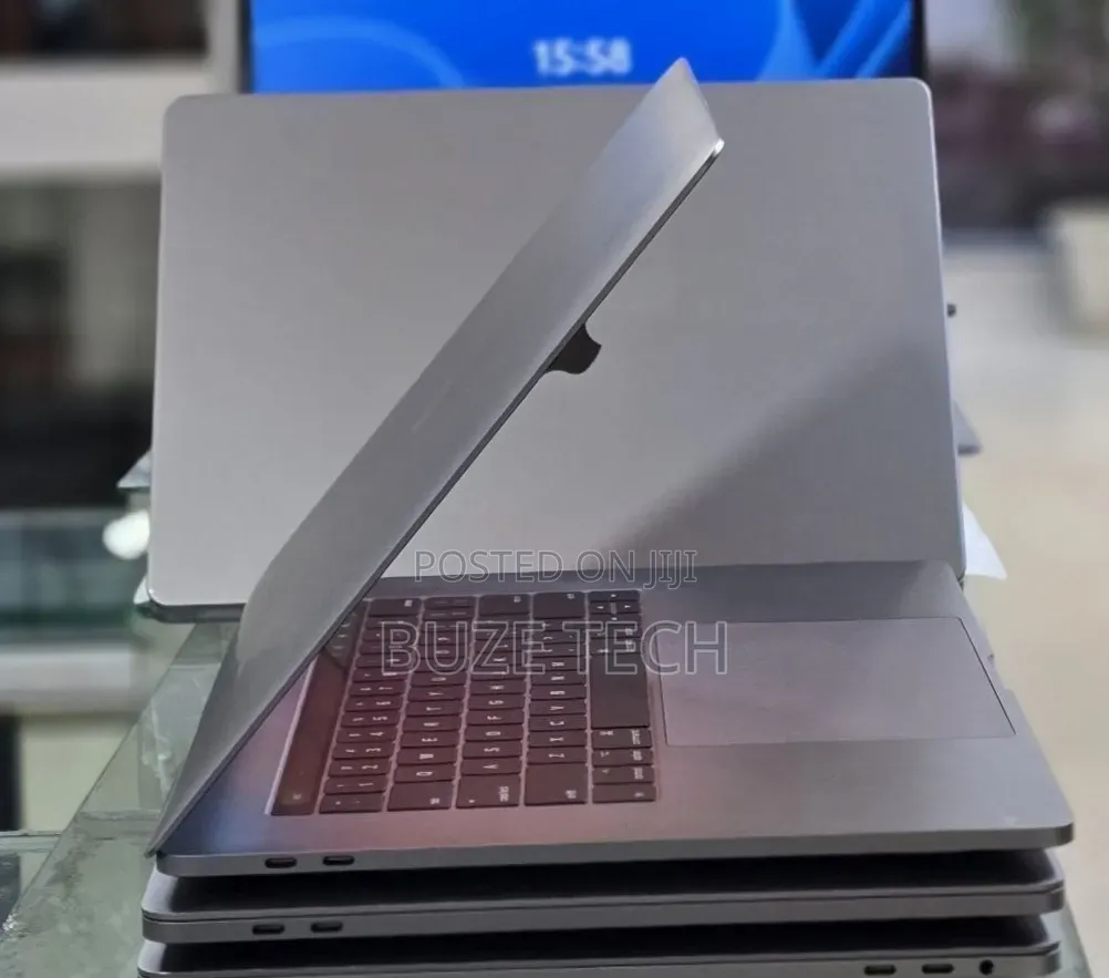 New Laptop Apple MacBook Pro 2017 16GB Intel Core i7 SSD 512GB