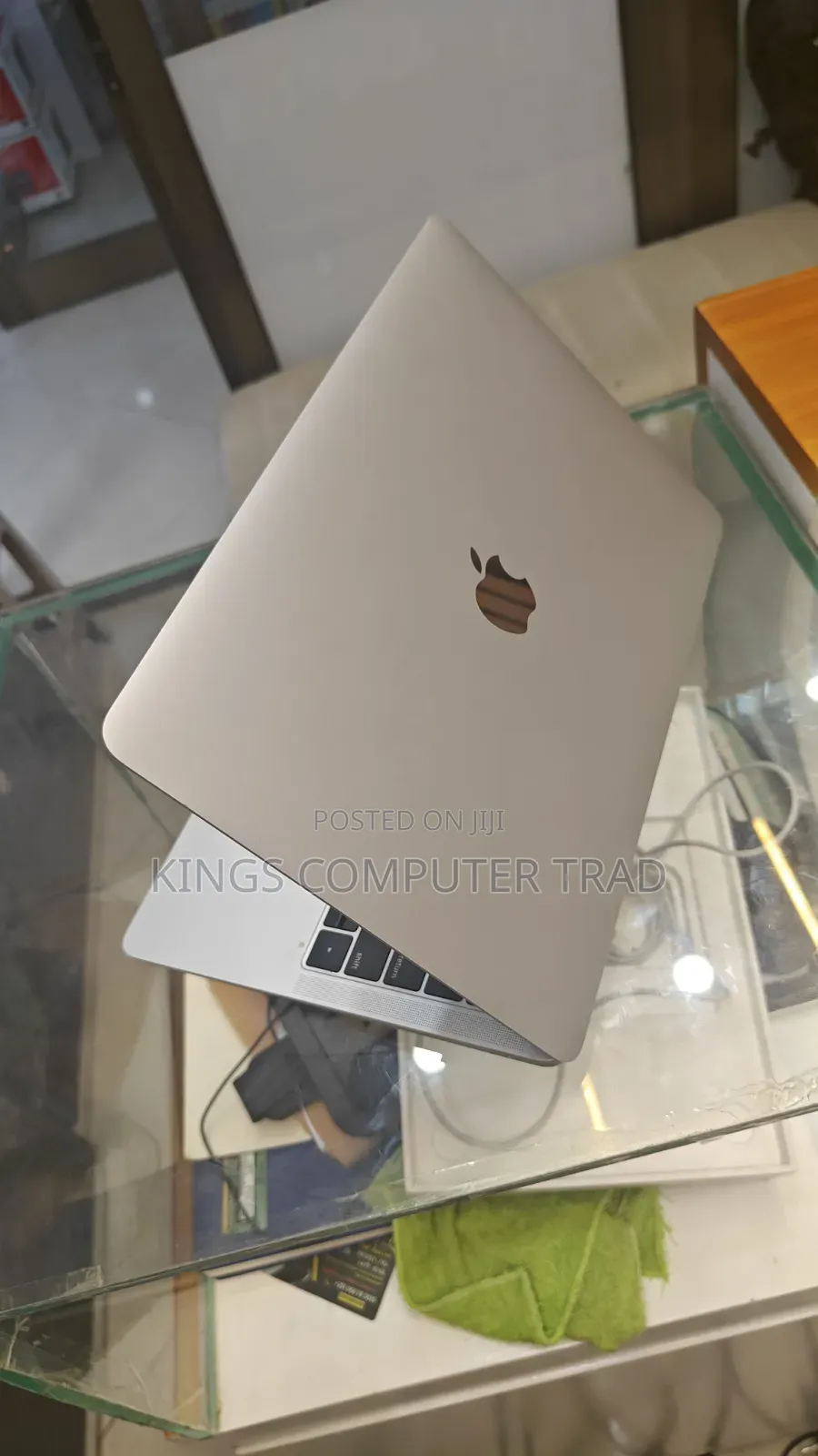 New Laptop Apple MacBook 2019 8GB Intel Core i5 SSD 256GB