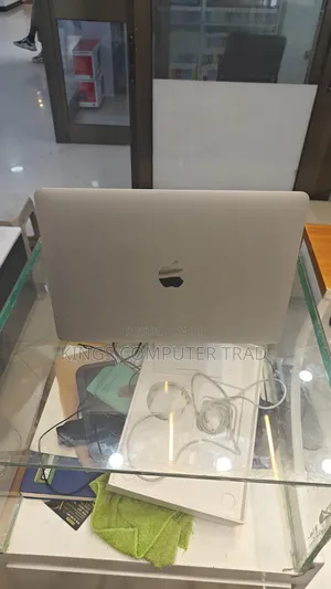 New Laptop Apple MacBook 2019 8GB Intel Core i5 SSD 256GB