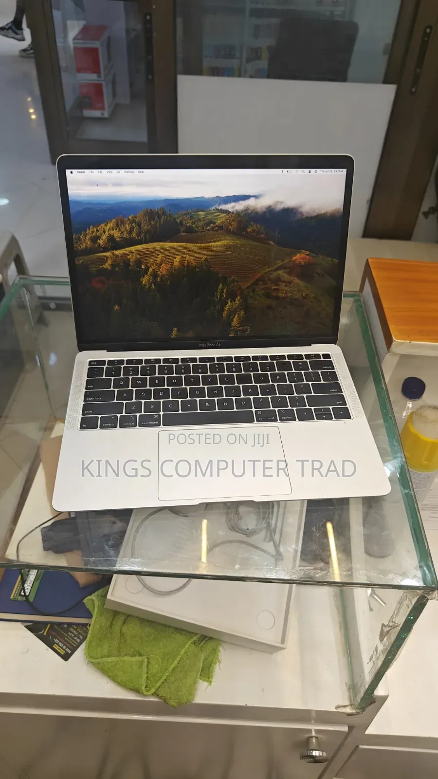 New Laptop Apple MacBook 2019 8GB Intel Core i5 SSD 256GB