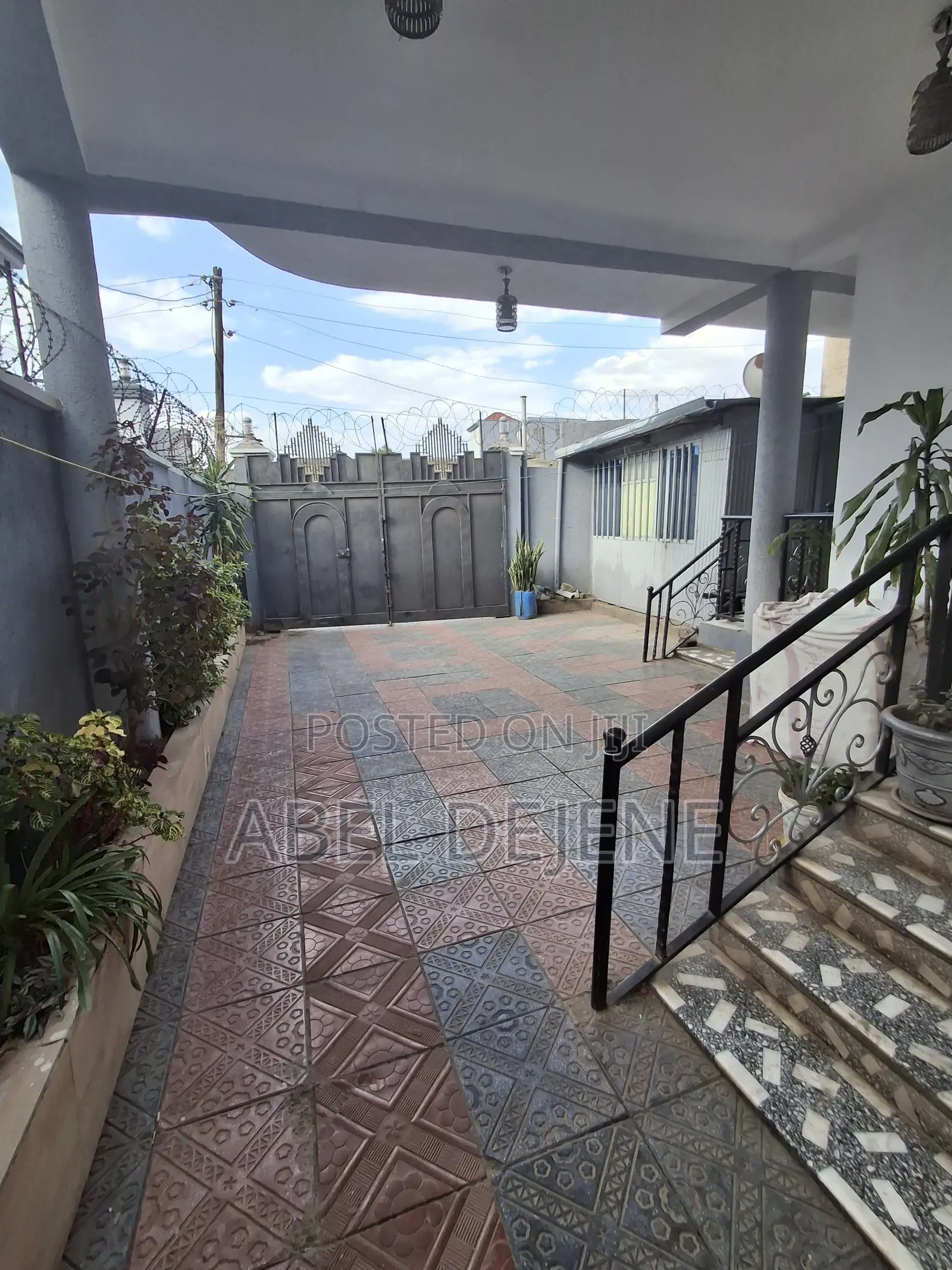 7bdrm House in South West Shewa for rent