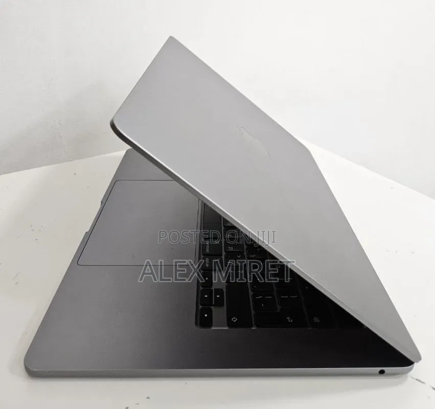 New Laptop Apple MacBook 8GB Apple M3 SSD 512GB