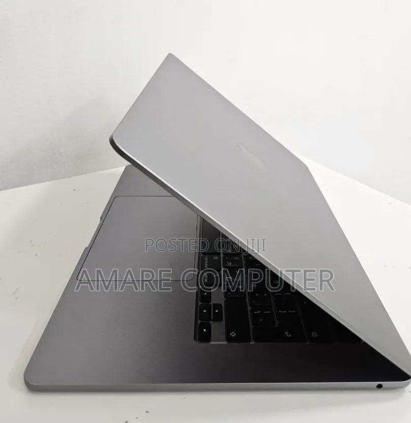New Laptop Apple MacBook Air 2024 M3 8GB Apple M3 SSD 512GB