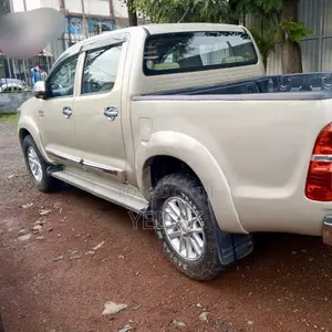 Toyota Hilux 2013 Gold