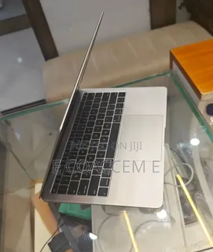 New Laptop Apple MacBook 8GB Intel Core i5 SSD 256GB