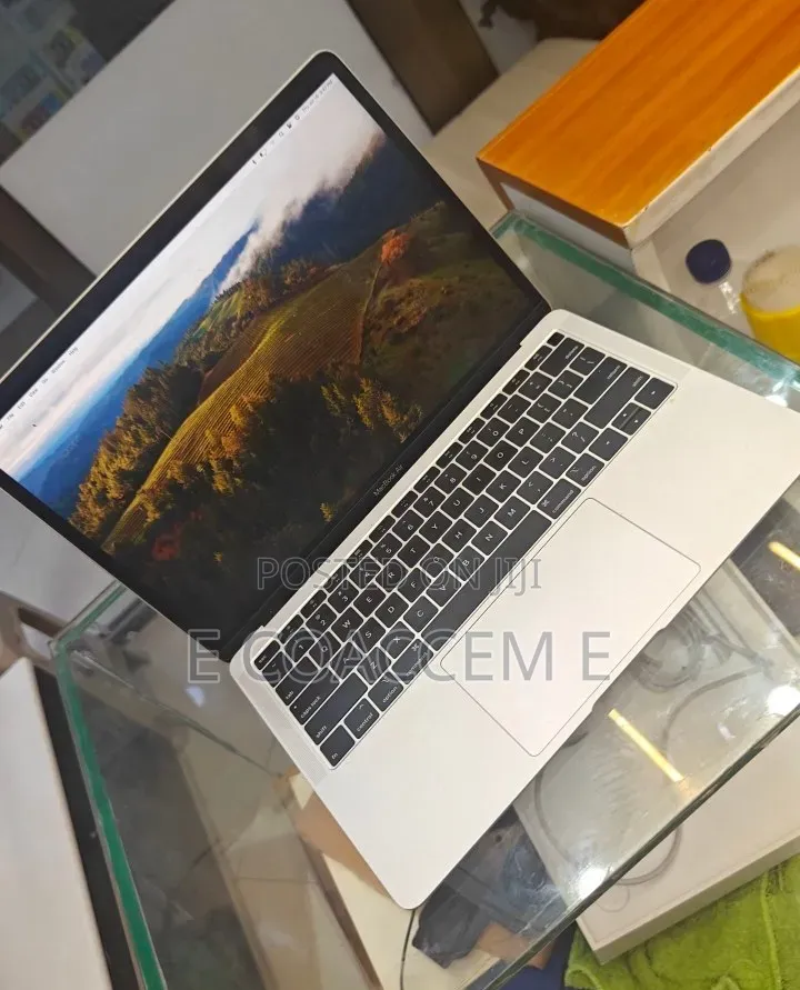New Laptop Apple MacBook 8GB Intel Core i5 SSD 256GB