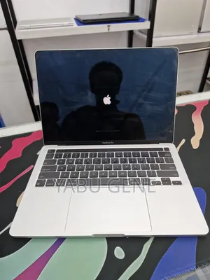 New Laptop Apple MacBook Pro 2022 M2 8GB Apple M2 SSD 256GB