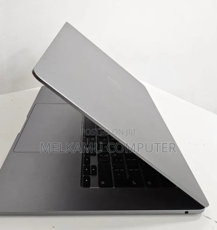 New Laptop Apple MacBook Air 2024 M3 8GB Apple M3 SSD 512GB