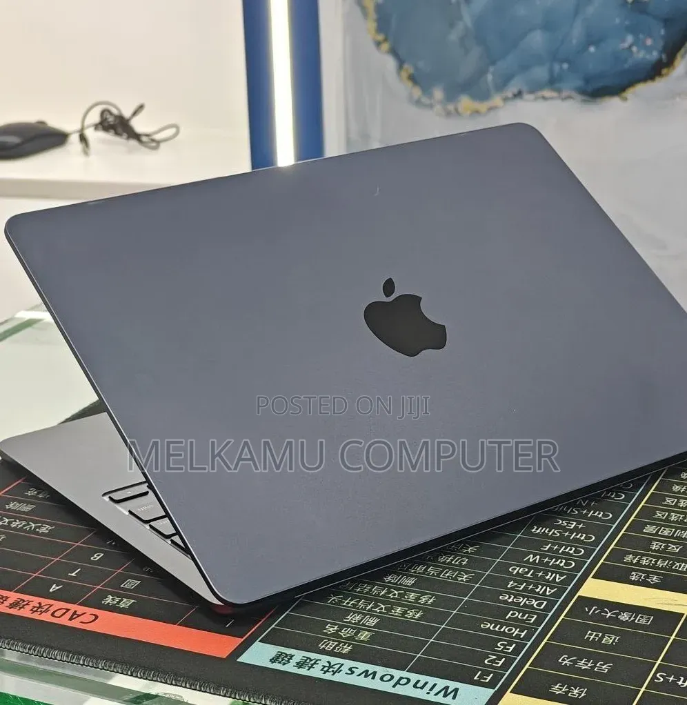 New Laptop Apple MacBook Air 2022 M2 8GB Apple M2 SSD 512GB
