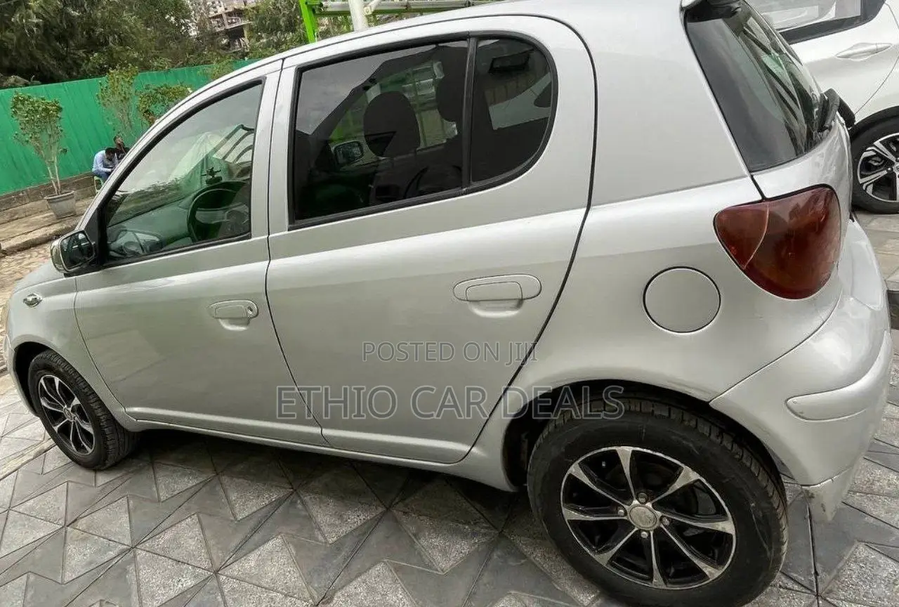 Toyota Vitz 2003 Silver