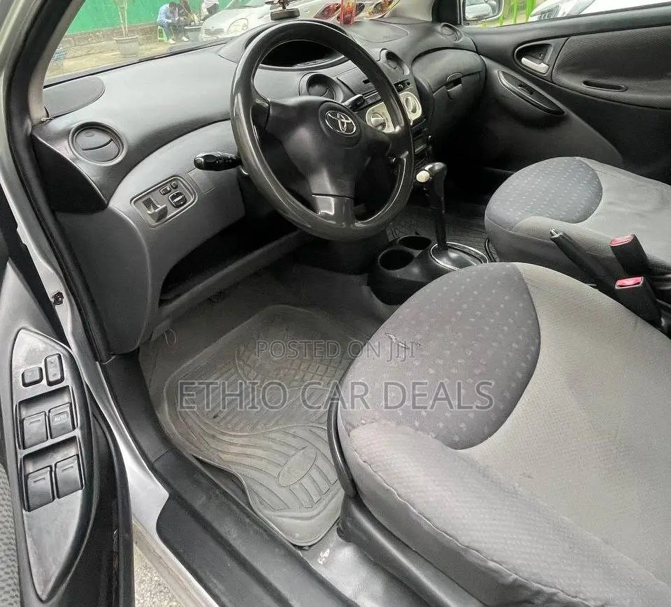 Toyota Vitz 2003 Silver