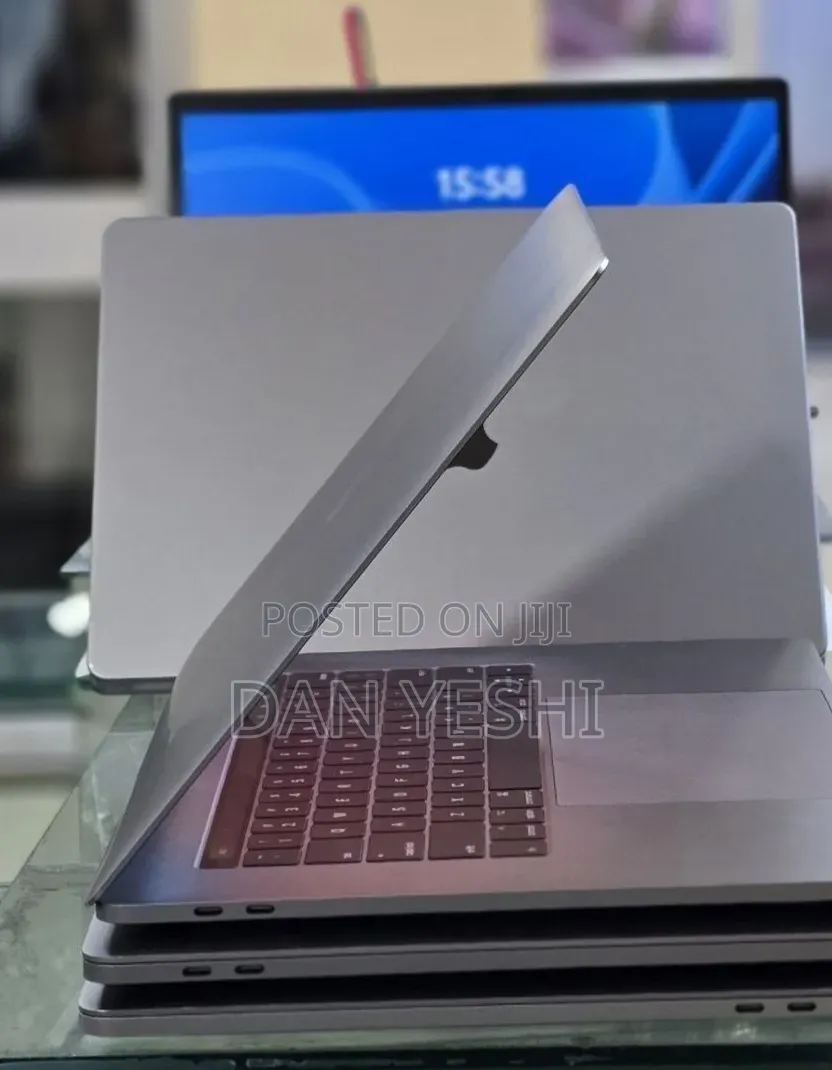 New Laptop Apple MacBook Pro 2017 16GB Intel Core i7 SSD 512GB