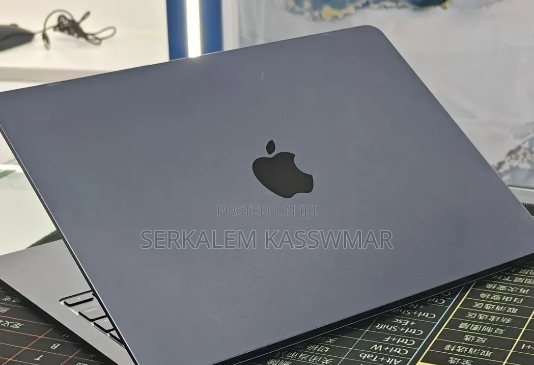 New Laptop Apple MacBook Air 2022 M2 8GB Apple M2 SSD 512GB
