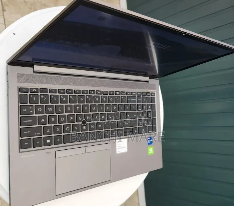 New Laptop HP ZBook Firefly G8 16GB Intel Core i7 SSD 512GB