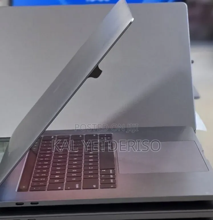 New Laptop Apple MacBook Pro 2017 16GB Intel Core i7 SSD 512GB