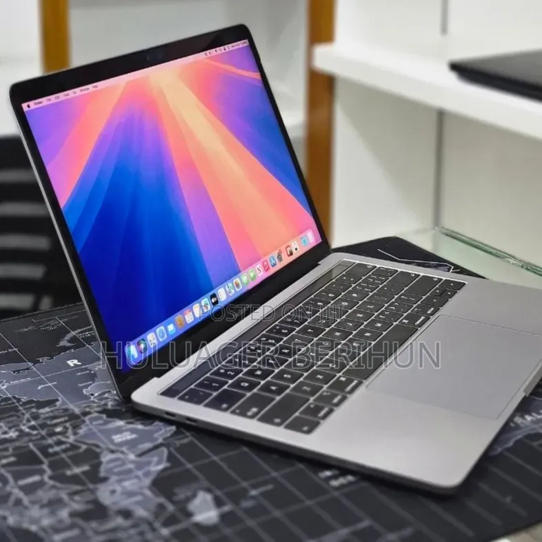 New Laptop Apple MacBook Pro 2017 16GB Intel Core i7 SSD 256GB