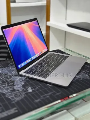New Laptop Apple MacBook Pro 2017 16GB Intel Core i7 SSD 256GB