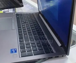 New Laptop HP ZBook Firefly G8 16GB Intel Core i7 SSD 512GB