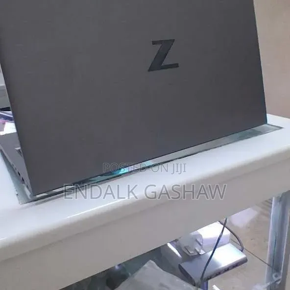 New Laptop HP ZBook Firefly G8 16GB Intel Core i7 SSD 512GB