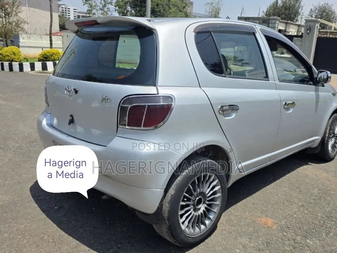 Toyota Vitz 2001 Silver