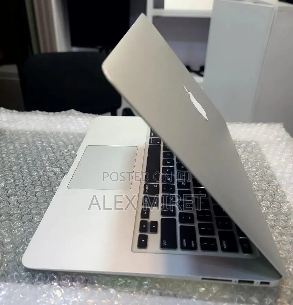 New Laptop Apple MacBook 8GB Intel Core i5 SSD 128GB