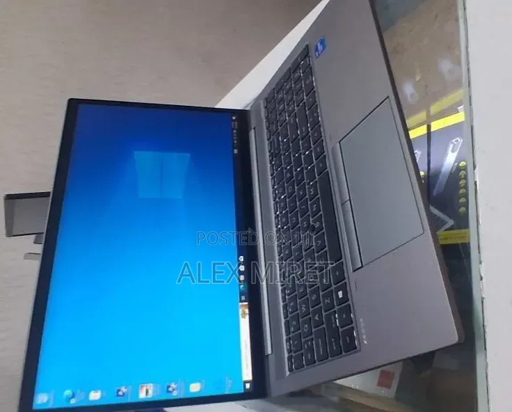 New Laptop HP ZBook Firefly G8 16GB Intel Core i7 SSD 512GB