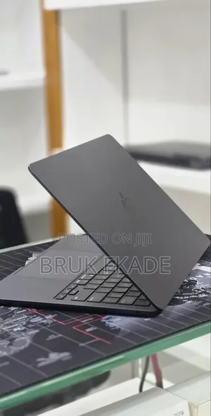 New Laptop Apple MacBook Air 2022 M2 8GB Apple M2 SSD 256GB