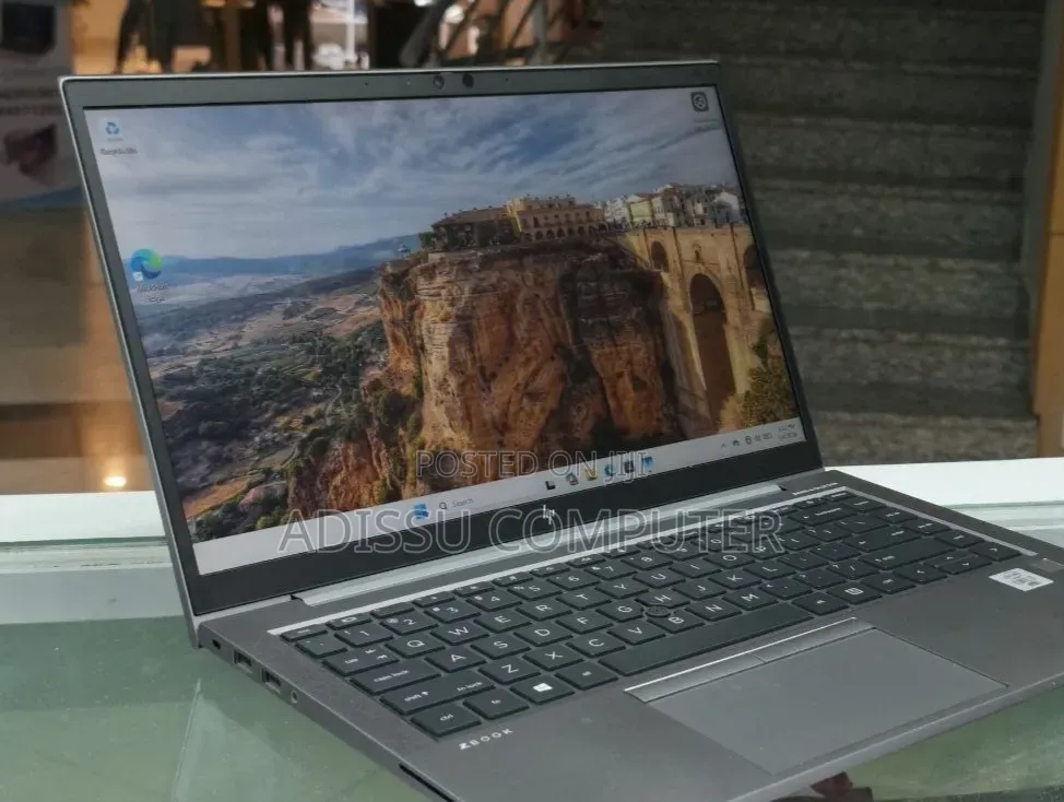 New Laptop HP ZBook Firefly 14 G7 16GB Intel Core i7 SSD 512GB