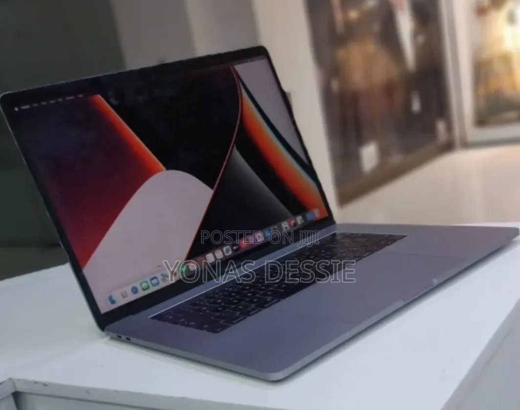 New Laptop Apple MacBook Pro 2015 16GB Intel Core i7 SSD 512GB