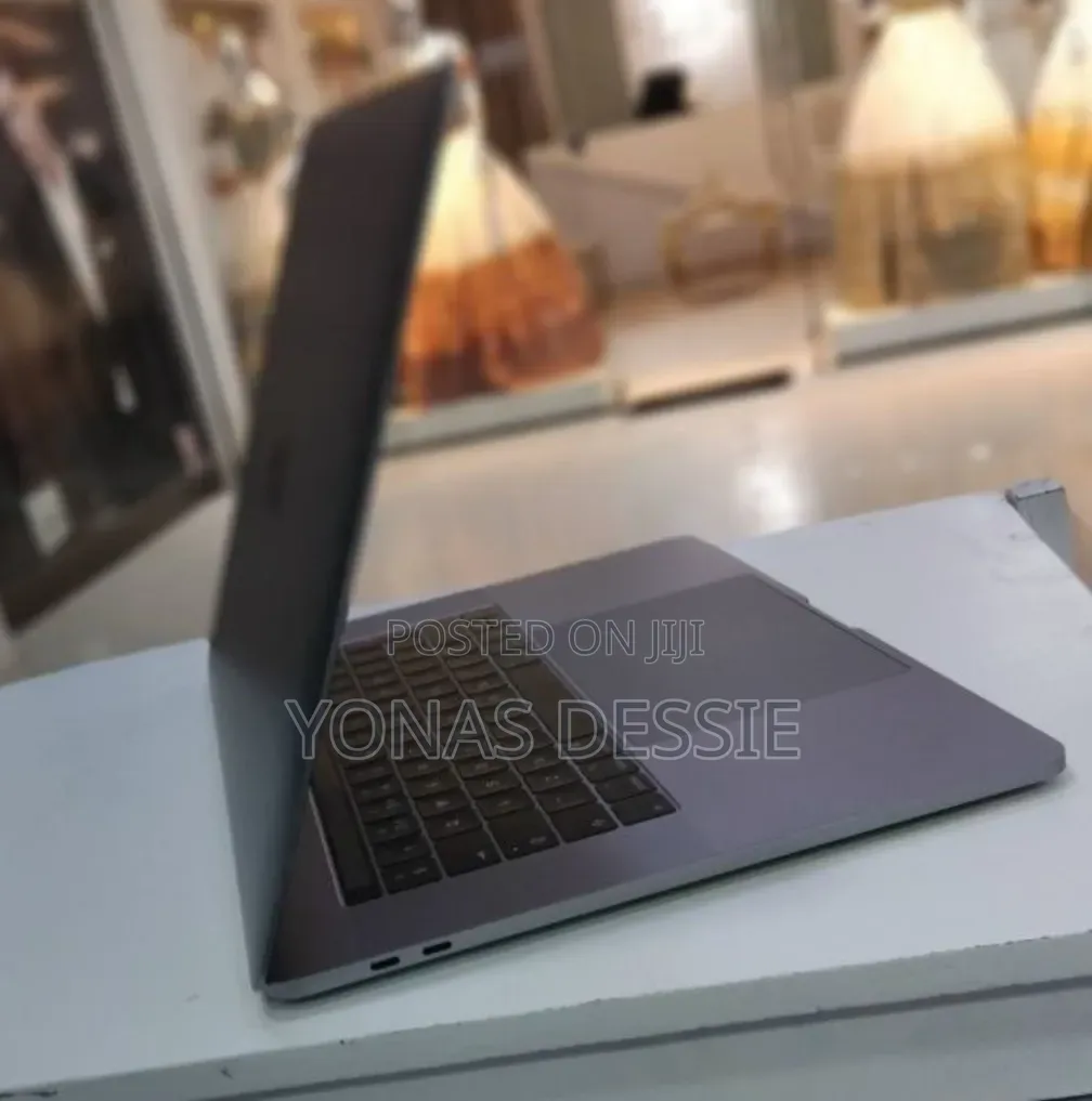 New Laptop Apple MacBook Pro 2015 16GB Intel Core i7 SSD 512GB