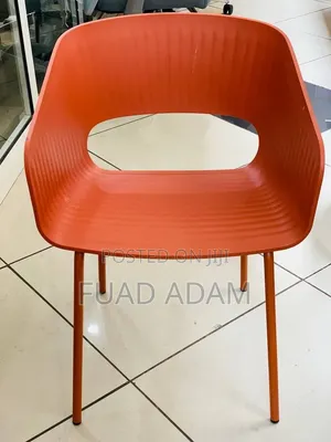 Modern Plastic Chair With Metal Legs ዘመናዊ ፕላስቲክ ወንበር